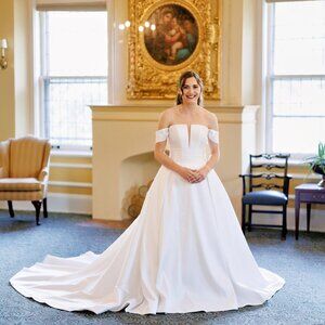 Luxe Privée Roanna Wedding Dress - Size 10